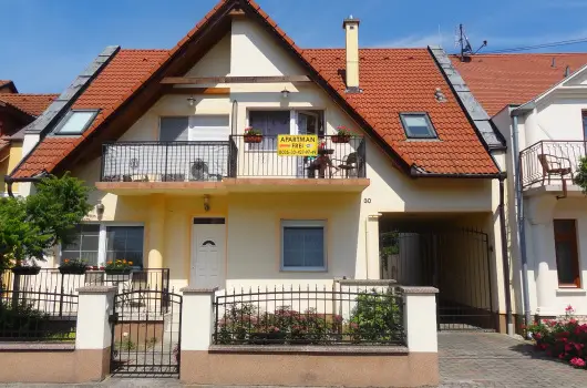 Gere Luxus Apartman, Harkny